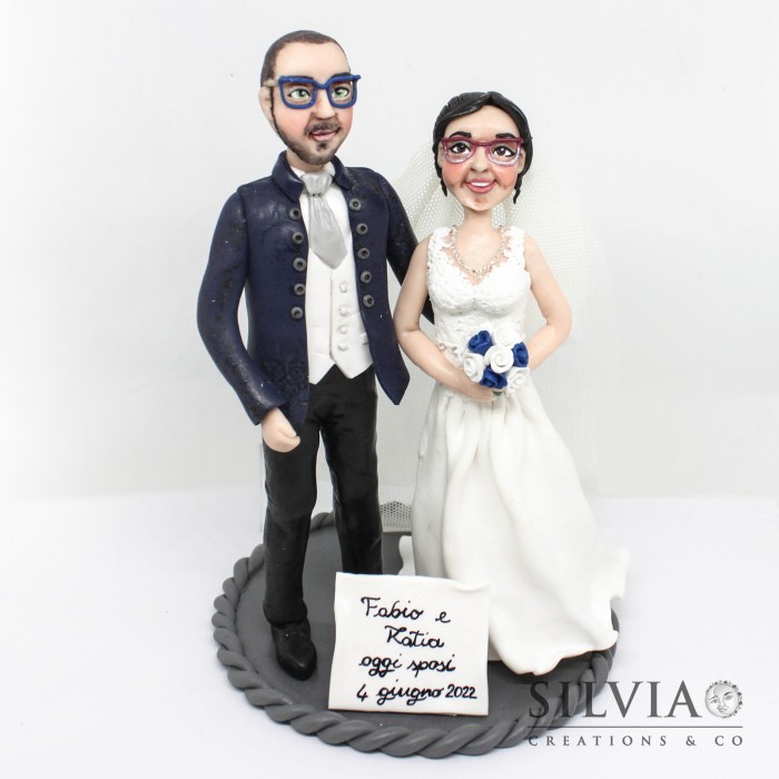 https://www.silviacreationsandco.com/image/cache/catalog/caketopper/2022/cake-topper-personalizzato-nozze-matrimonio-sposi-katia-fabio-700x700.jpg