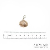 Charm conchiglia beige e foglia argento con moschettone