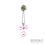 Collana lunga con zampa rosa su disco bianco e fiocco