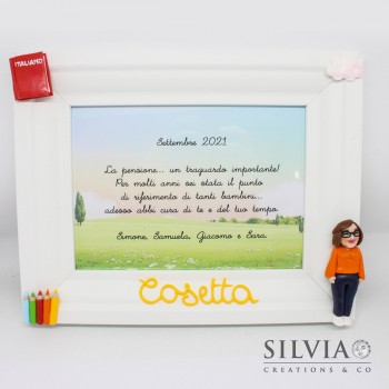 Cornice personalizzata con un personaggio in miniatura e il nome più oggetti aggiuntivi